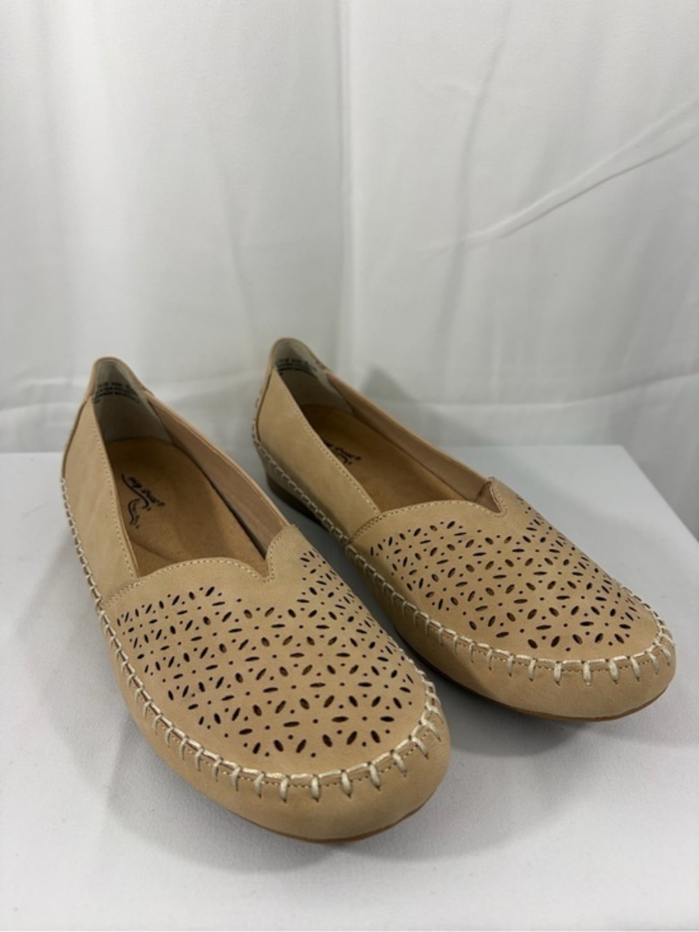NWT Easy Street Women's Size 6.5W Tan Perforated Slip-On Flats